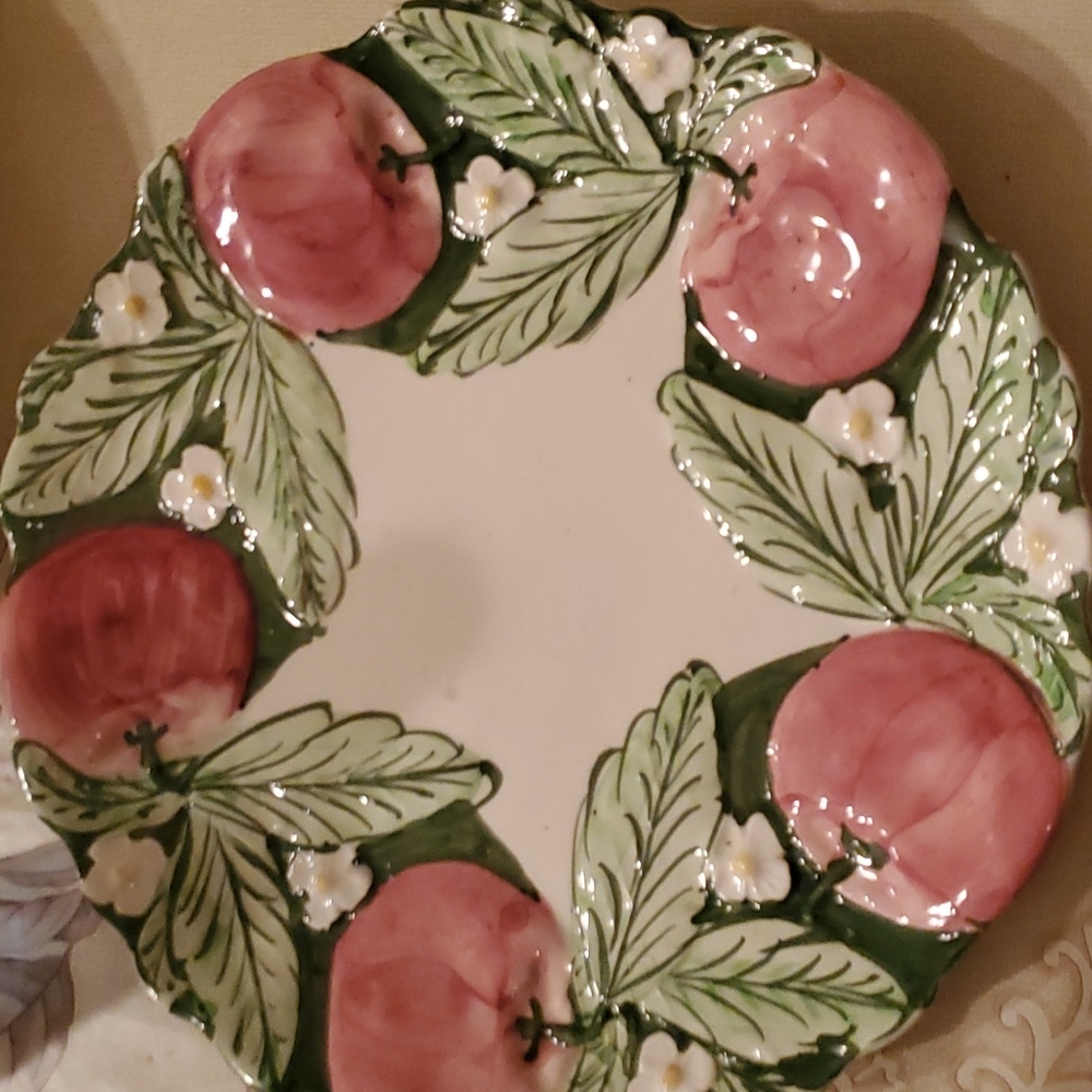 VINTAGE HAND PAINTED DECORATIVE PLATE